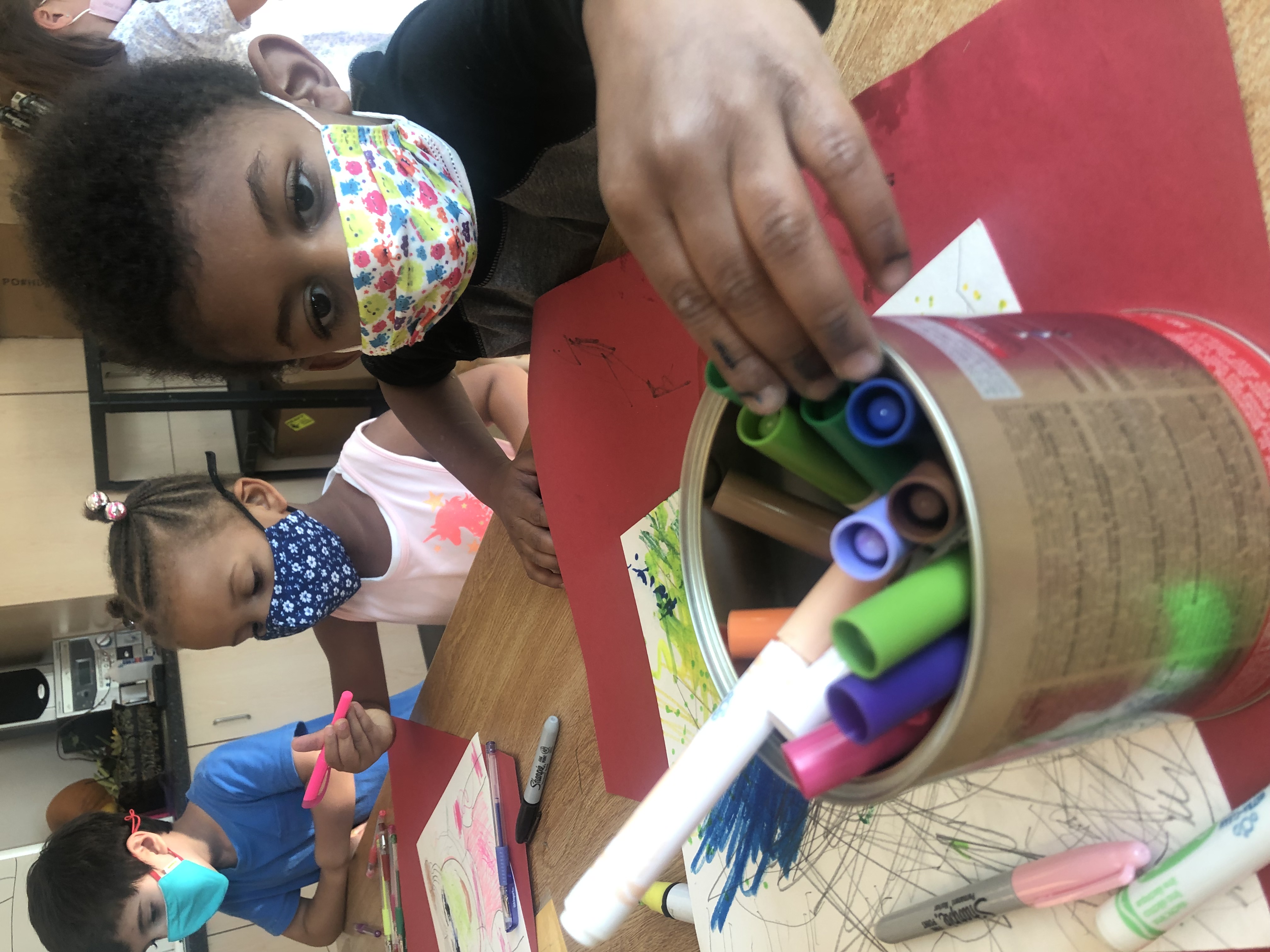 Kids drawing with markers in Spanish class